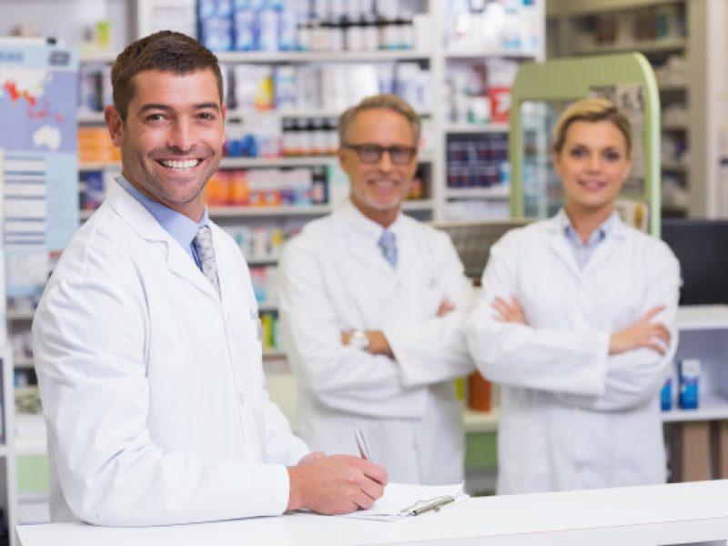 equipo-farmaceuticos-sonriendo-camara_13339-156594